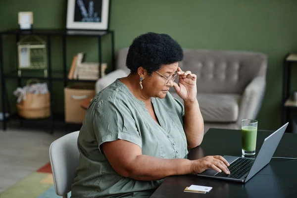 ノートパソコンを使う黒人シニア女性 — ストック写真