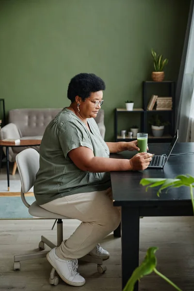 Afro-americano sênior mulher usando laptop em casa — Fotografia de Stock