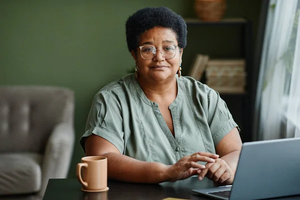 コンピューターを使う黒人シニア女性 — ストック写真