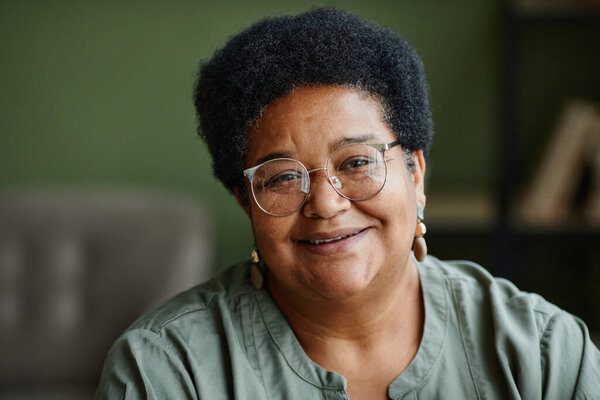 Чернокожая старшая женщина