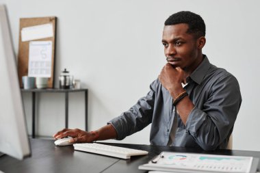 Ofiste bilgisayarla çalışan bir işadamı