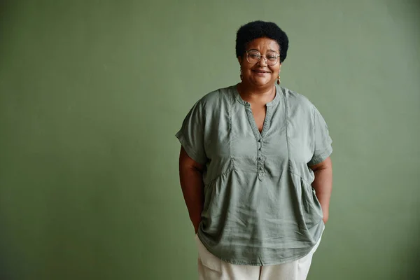 African American Senior Woman på grön — Stockfoto