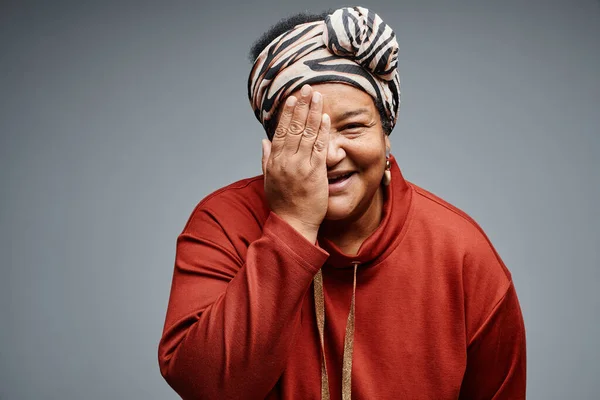 Senior svart kvinna täcka ansikte — Stockfoto