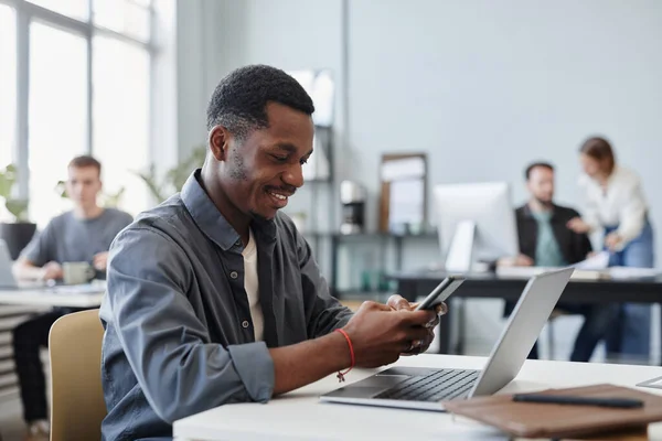 Giovane uomo che parla online al telefono — Foto Stock