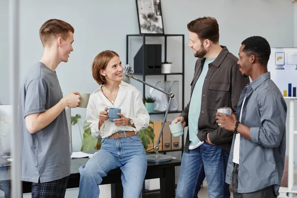 İş adamları kahve içip konuşuyor.