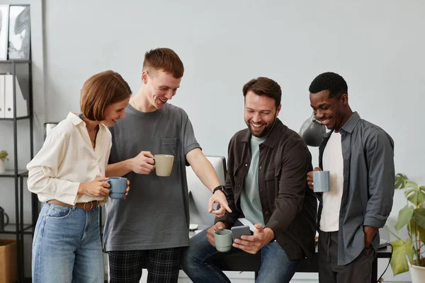 Kaffepaus med kollegor på kontoret — Stockfoto