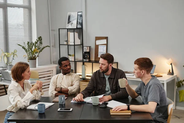 Zakenmensen zitten op vergadering — Stockfoto