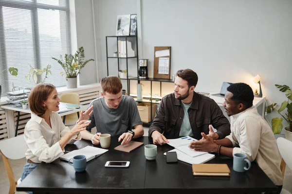 Empresaria teniendo una reunión con sus colegas — Foto de Stock