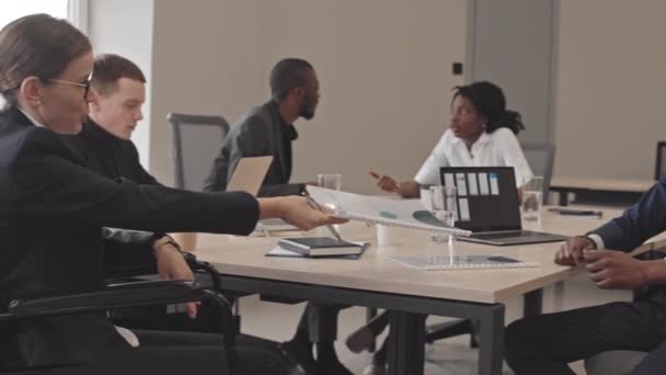 Alacsony Szögű Oldalnézetben Fehér Üzletasszony Fogyatékossággal Dokumentumokat Afro Amerikai Férfi — Stock videók