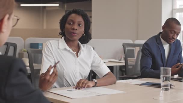 Tour Taille Une Jeune Afro Américaine Vêtue Une Chemise Blanche — Video