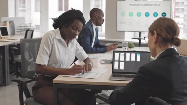 Mittellange Afroamerikanische Managerin Trägt Weißes Hemd Sitzt Konferenztisch Büro Schaut — Stockvideo