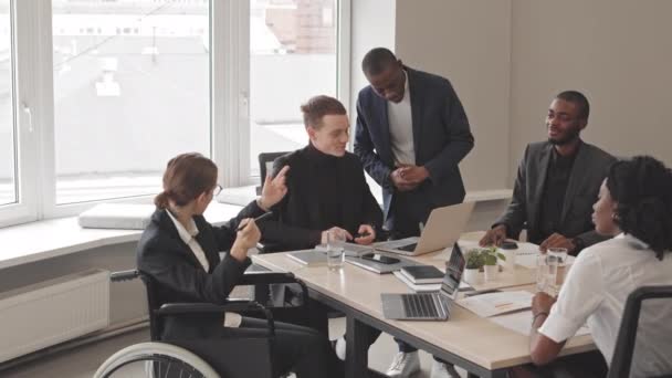 Tilting Diverse Business Women Men Sitting Conference Table Office Daytime — Vídeo de stock