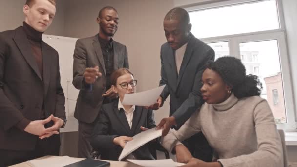 Střední Pozice Krátkosrsté Manažerky Obklopená Afroamerickými Bělošskými Zaměstnanci Pracovní Schůzce — Stock video