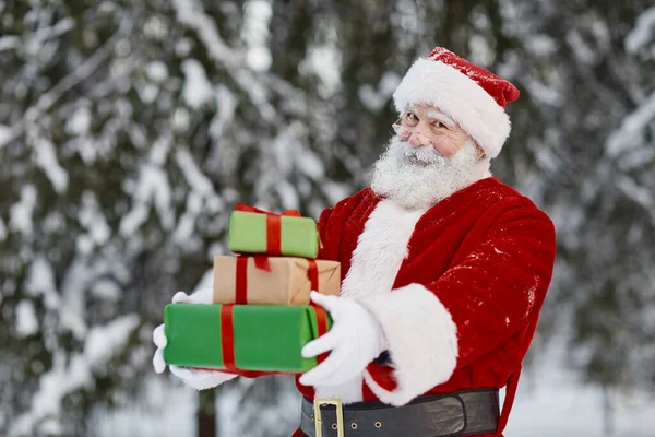 Julenissen gir gaver – stockfoto