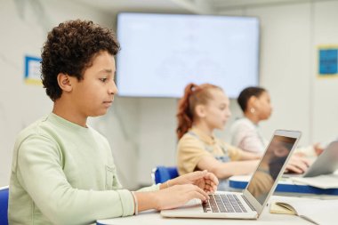 Sınıfta Bilgisayar Kullanan Çocuk