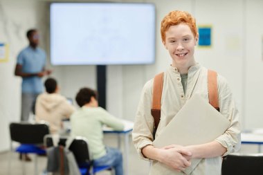 Sınıfta Gülümseyen Çocuk