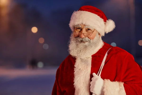 Santa Claus stojící venku Portrét — Stock fotografie