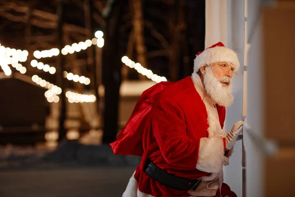 Meraklı Noel Baba Pencereden dikizliyor — Stok fotoğraf