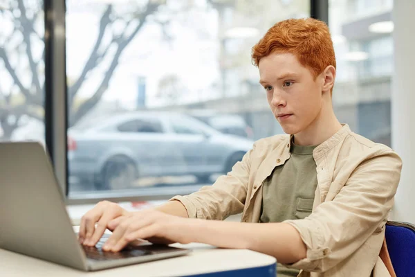 Ragazzo che utilizza il computer portatile a scuola — Foto Stock