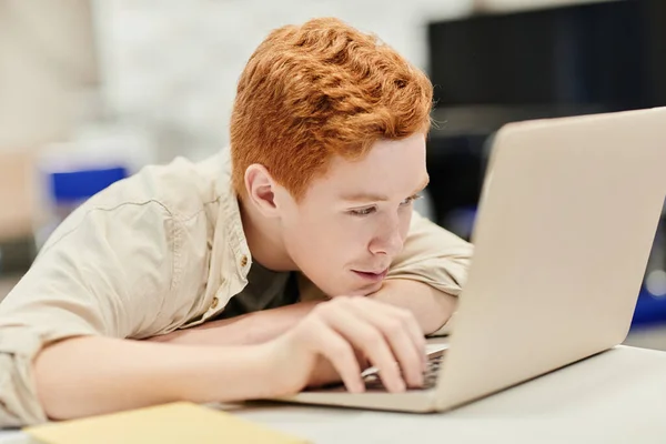 Uttråkad tonåring i skolan — Stockfoto