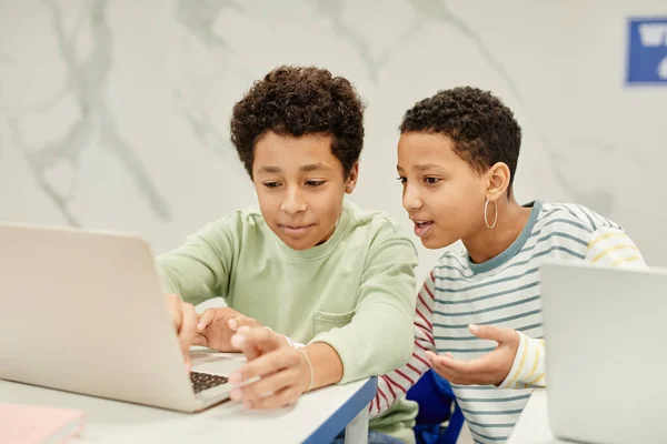 Számítógépet használó gyerekek az osztályban — Stock Fotó