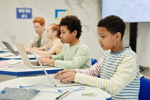 Παιδιά που χρησιμοποιούν φορητούς υπολογιστές στη σειρά — Φωτογραφία Αρχείου