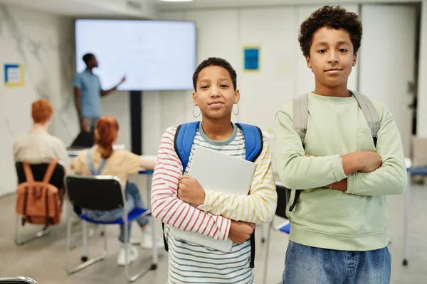 Ritratto di due bambini a scuola — Foto Stock