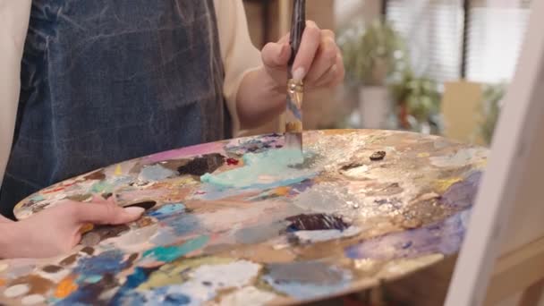 Close Van Bijgesneden Vrouwelijke Blanke Kunstenaar Mengt Lichtblauwe Verf Met — Stockvideo