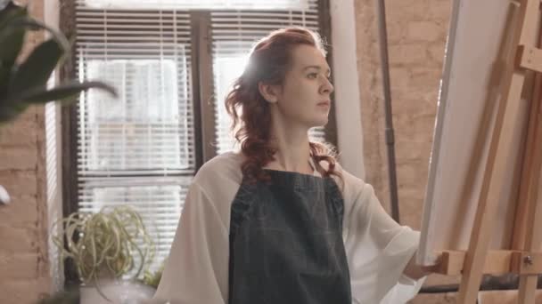 Önlük Giyen Kıvırcık Saçlı Genç Bir Kadının Arka Işıklandırması Stüdyo — Stok video
