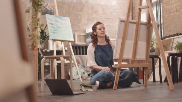 Nízký Úhel Široká Mladá Běloška Zástěře Sedí Podlaze Malování Studiu — Stock video