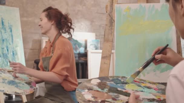 Över Axeln Oigenkännlig Student Målning Abstrakt Konstverk Med Pensel Duk — Stockvideo
