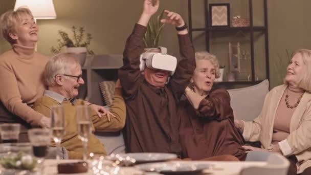 Μεσαία Αργή Βολή Του Χαρούμενη Ανώτερος Άνθρωπος Βιώνει Εικονική Πραγματικότητα — Αρχείο Βίντεο