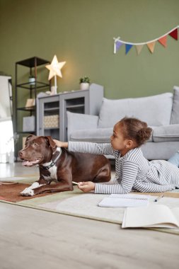 Köpeği olan tatlı Afrikalı Amerikalı kız.