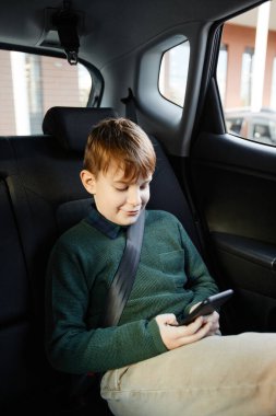 Arabada Akıllı Telefon Kullanan Çocuk