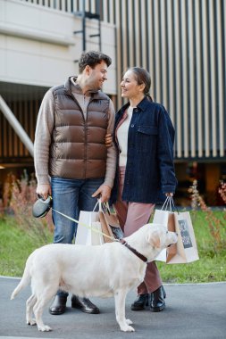Kaç alışveriş torbaları ile gülümseyen