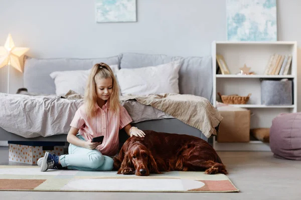 Meisje met hond thuis — Stockfoto