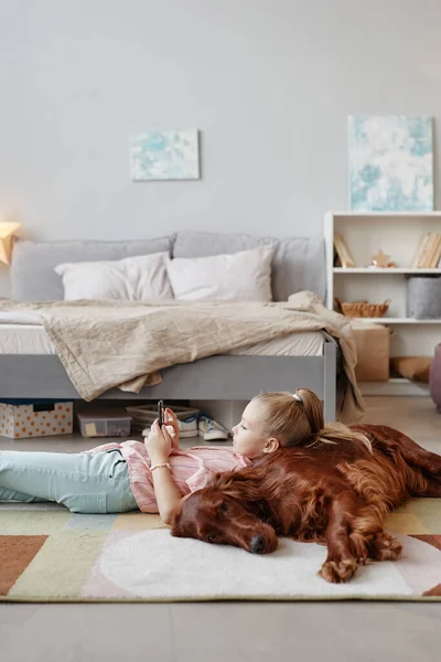 Petite fille avec grand chien à la maison — Photo