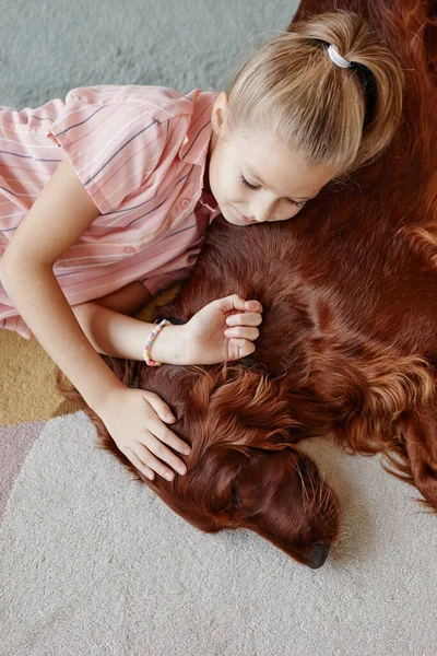 Девочка, спящая с большой собакой — стоковое фото