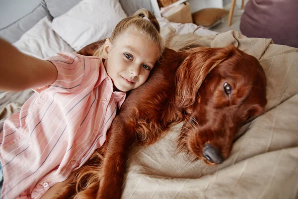 Kız köpekle selfie çekiyor. — Stok fotoğraf