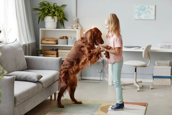 Petite fille dansant avec chien — Photo