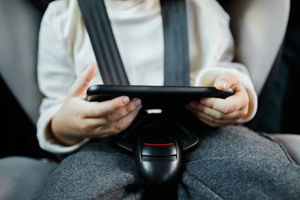 자동차에서 스마트폰을 사용하는 어린아이 — 스톡 사진