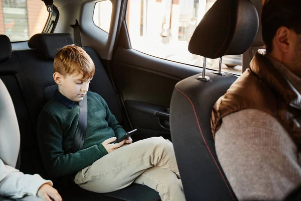 Filho no carro da família — Fotografia de Stock