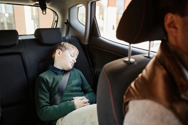 Jongen, slapen in de auto — Stockfoto