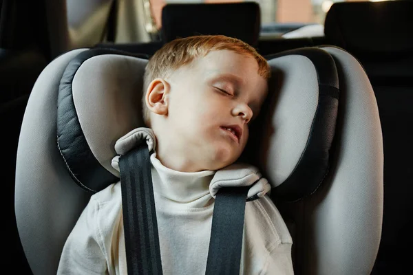 Kleine jongen slaapt in de auto — Stockfoto