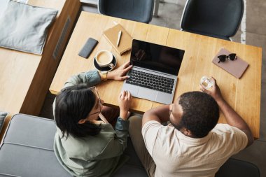 Cafe Top View 'da İş Toplantısı