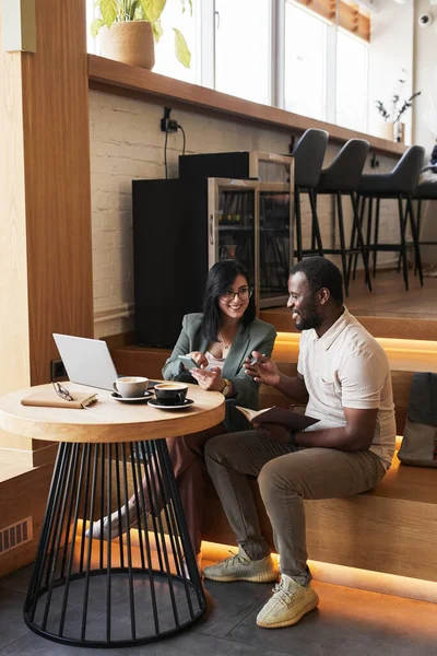 Two Business People Working in Cafe — Stockfoto