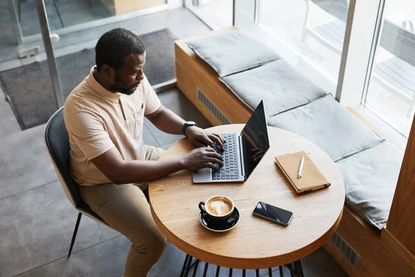 Negro Empresario Trabajando en Café — Foto de Stock