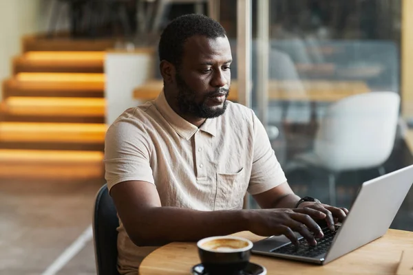 Fekete ember Laptop használata a Cafe — Stock Fotó