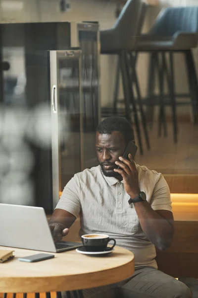 Uomo d'affari nero che lavora nella vista della finestra del caffè — Foto Stock