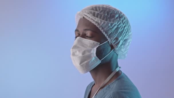 Slowmo Pan Retrato Cerca Del Joven Cirujano Afroamericano Gorra Desechable — Vídeos de Stock